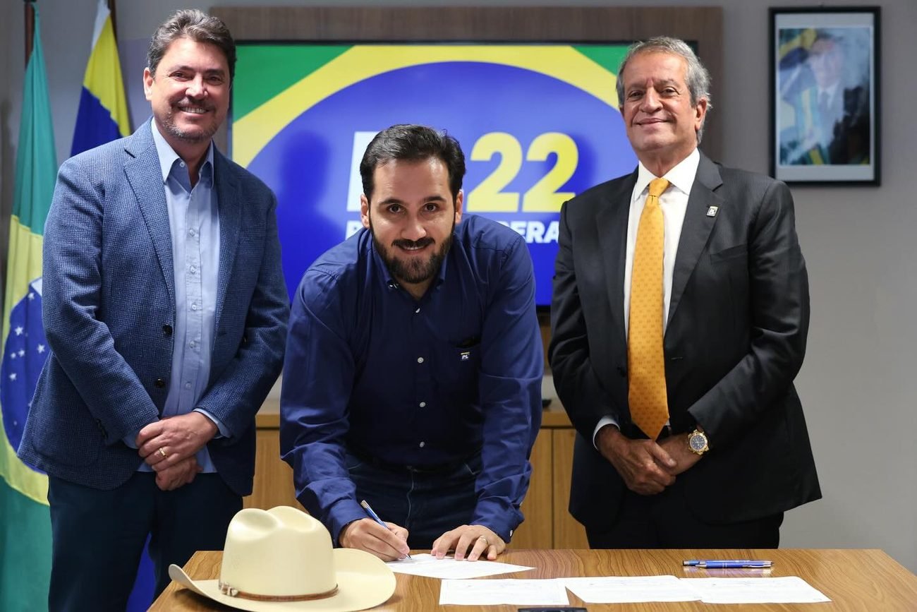 Raphael Barra assinando documentos